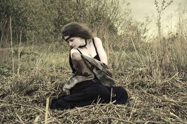 Retrato Uma Jovem Mulher Vestido Preto Sentado Campo Outono — Fotografia de Stock