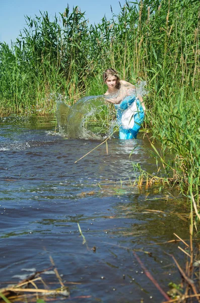 Meisje Badend Een Ondiep Meer — Stockfoto