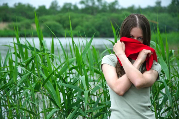 Bir Yürüyüşte Kız Yüzünü Kırmızı Bir Eşarp Ile Kapsar Stok Fotoğraf