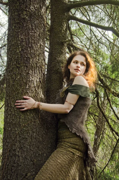 Genç Cadı Bahar Ormanda Ağaç Gövdesi Sarılma — Stok fotoğraf