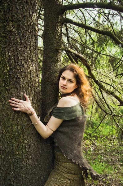 Jeune Sorcière Étreignant Tronc Arbre Dans Forêt Printanière — Photo