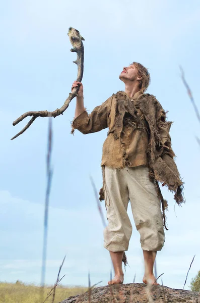 Druide Verursacht Dass Der Regen Einen Holzstab Den Himmel Hebt — Stockfoto