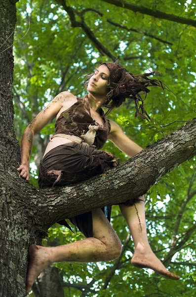 Женщина Лесной Дух Сидит Ветвях Старого Дуба Костюм Корона Ручной — стоковое фото
