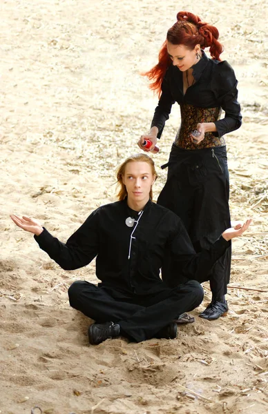 Vrouw krijgt haar zittend op de zand man — Stockfoto