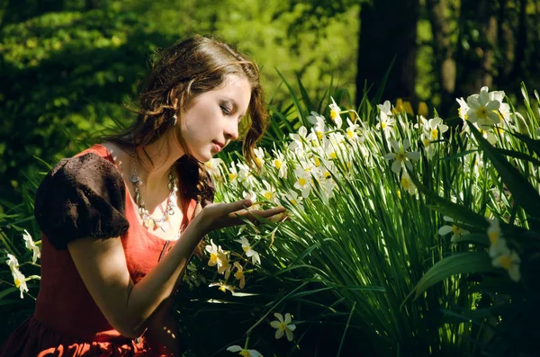 Kadın Boho Tarzda Giysi Aşağı Yakınındaki Flowerbed Parkta Nergis Ile — Stok fotoğraf