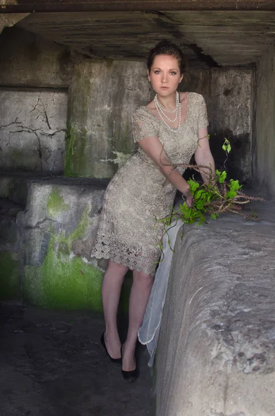 古いコンクリート バンカーでヴィンテージのドレスの女性 — ストック写真
