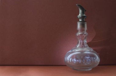 antika arka plan üzerinde demir kapaklı sürahi