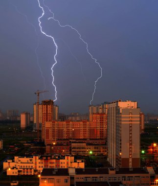 gece fırtına şehir ve yıldırımlar yüksek-r