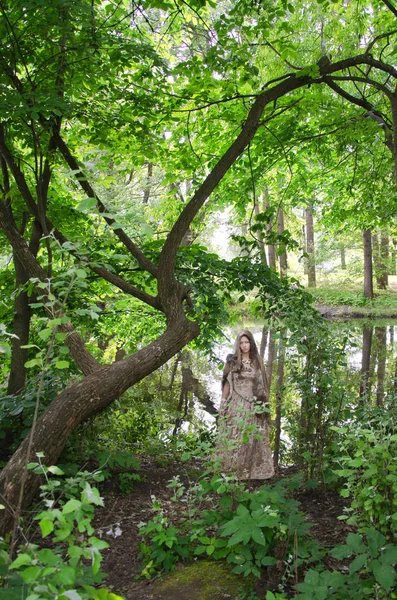 Mujer Joven Vestido Vintage Caminando Parque Cerca Del Estanque — Foto de Stock