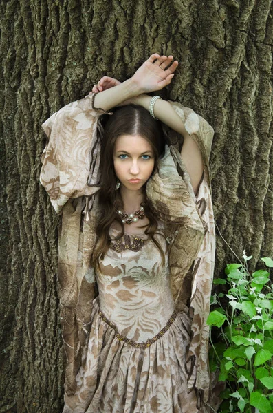 Jovem Mulher Vestido Vintage Pressionado Contra Tronco Uma Árvore Enorme — Fotografia de Stock