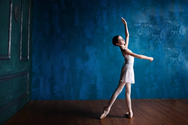 Teenage baletka v ateliéru — Stock fotografie