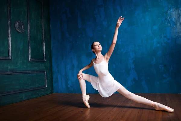 Tizenéves balerina a stúdióban — Stock Fotó