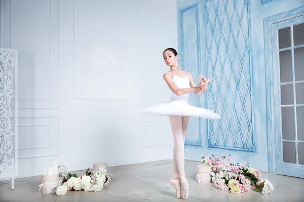 Bailarina adolescente en el estudio —  Fotos de Stock