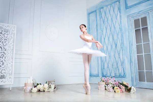 Bailarina adolescente en el estudio —  Fotos de Stock