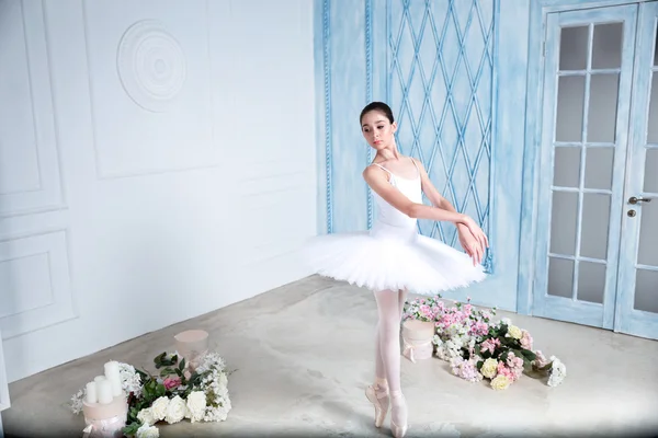 Tizenéves balerina a stúdióban — Stock Fotó