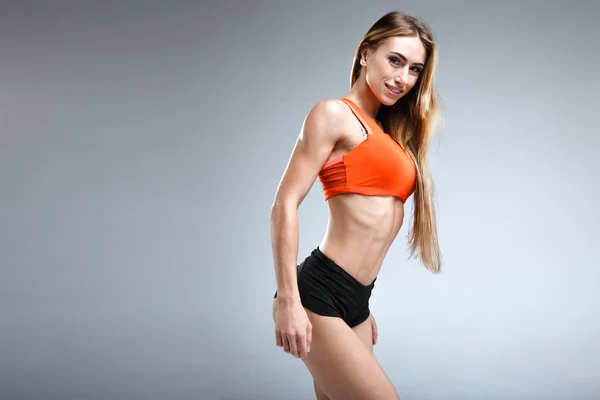 Schlankes weibliches Fitnessmodel im weißen Studio — Stockfoto