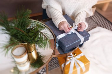 Yılbaşı gecesini veya yeni yıl partisi için hazırlanmaktadır farklı hediyeler güzel kutular