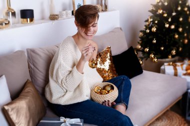 Genç kadın hediyeleri Noel ve yeni yıl için hazırlanıyor. Fotoğraf bir tatil iç yapılır