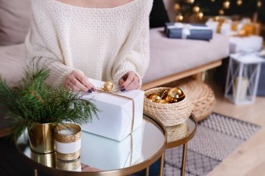 Yılbaşı gecesini veya yeni yıl partisi için hazırlanmaktadır farklı hediyeler güzel kutular