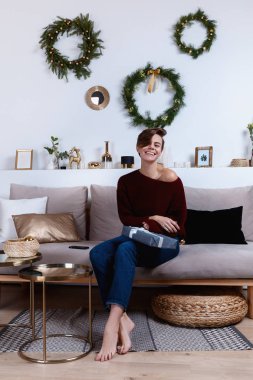Genç kadın hediyeleri Noel ve yeni yıl için hazırlanıyor. Fotoğraf bir tatil iç yapılır