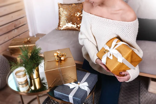 Красиві коробки з різними подарунками, які готуються до різдвяної ночі або новорічної вечірки — стокове фото