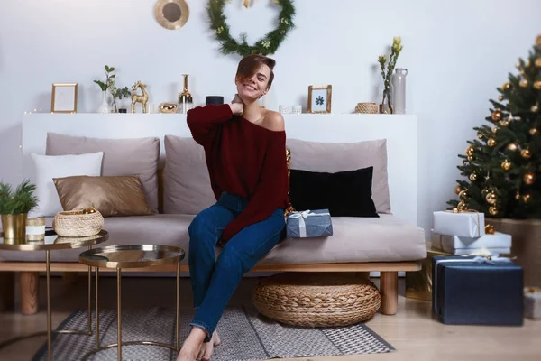 Genç kadın hediyeleri Noel ve yeni yıl için hazırlanıyor. Fotoğraf bir tatil iç yapılır