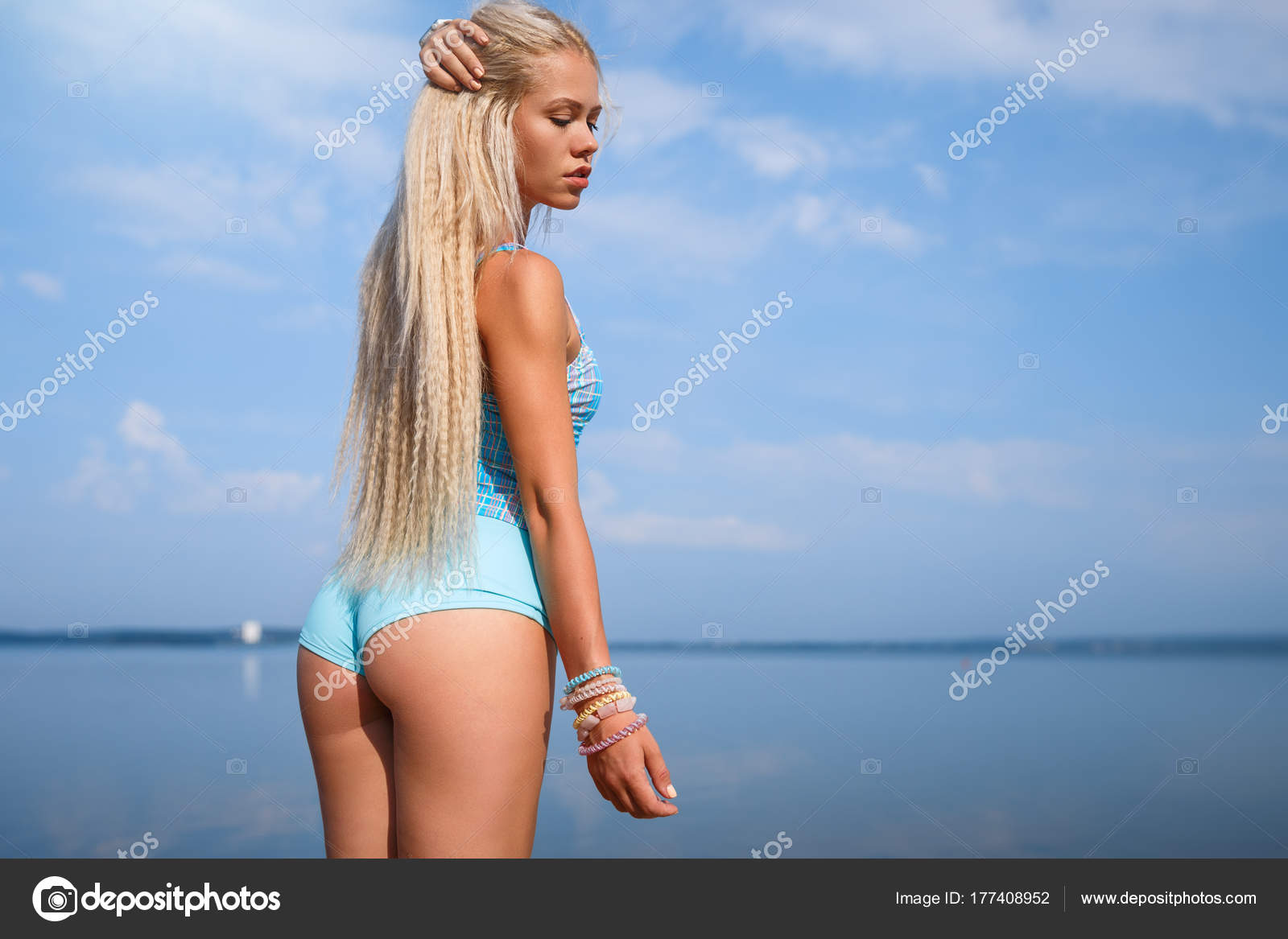dlinnovolosaya-blondinka-na-plyazhe