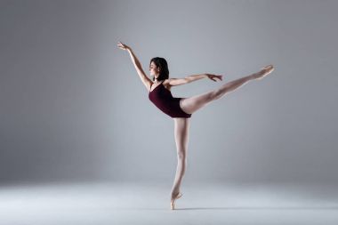 Karanlıkta Dans balerin