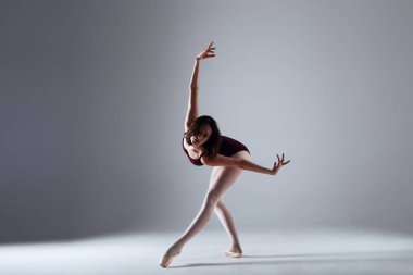 Karanlıkta Dans balerin