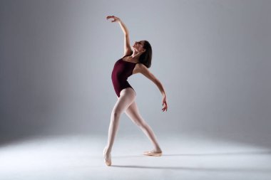 Karanlıkta Dans balerin