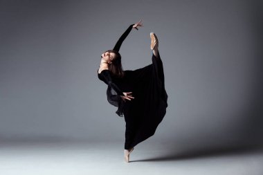 Siyah uzun elbise ince balerin