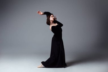 Siyah uzun elbise ince balerin