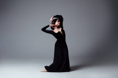 Siyah uzun elbise ince balerin