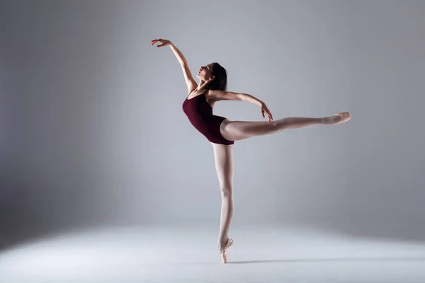 Bailarina bailando en la oscuridad — Foto de Stock