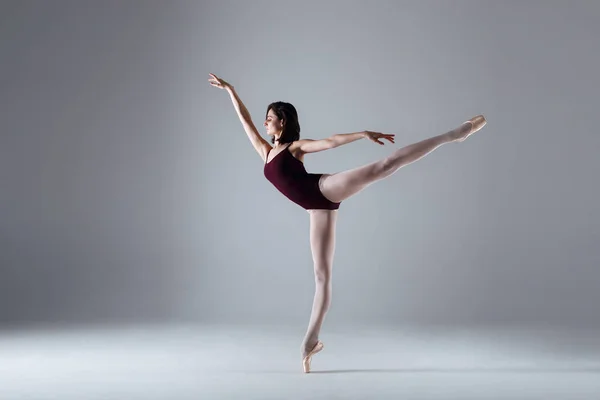 Ballerina dansen in de duisternis — Stockfoto