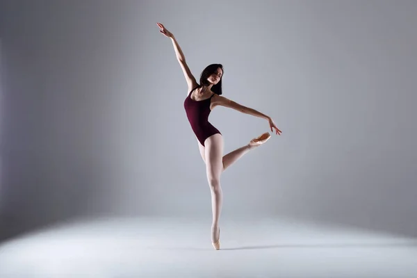 Ballerina menari dalam kegelapan — Stok Foto