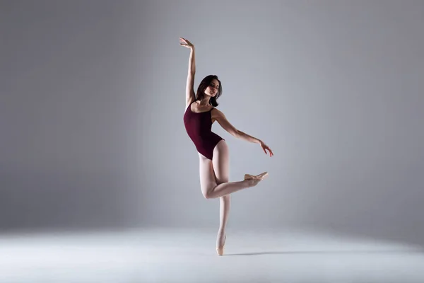 Ballerina che balla nell'oscurità — Foto Stock