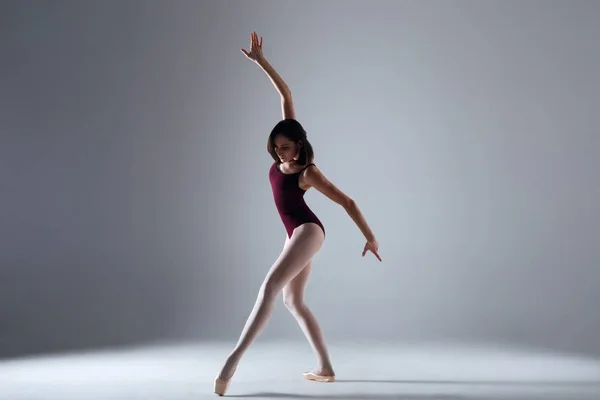 Ballerine dansant dans l'obscurité — Photo