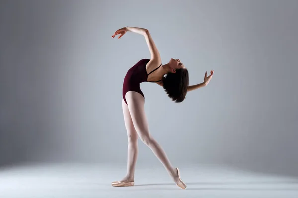 Ballerina menari dalam kegelapan — Stok Foto