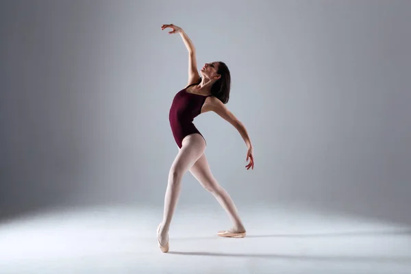 Ballerina dancing in the darkness — Stock Photo, Image