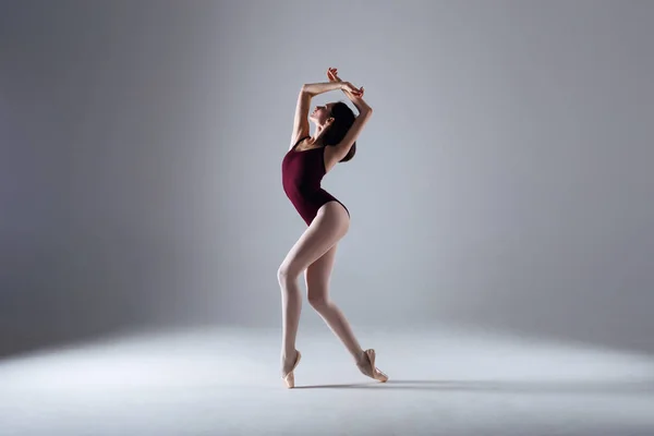 Балерина танцует в темноте — стоковое фото