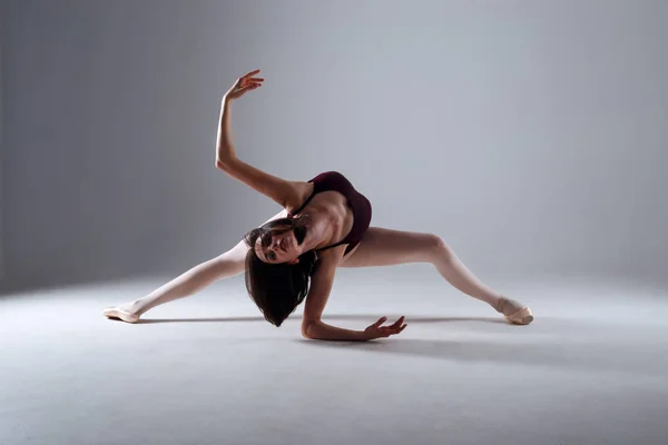 Балерина танцует в темноте — стоковое фото