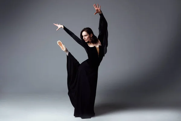 Bailarina delgada en un vestido largo negro —  Fotos de Stock
