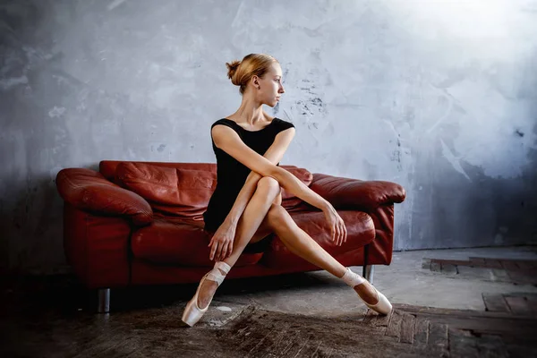 Super slim bailarina em um vestido preto está posando no estúdio — Fotografia de Stock