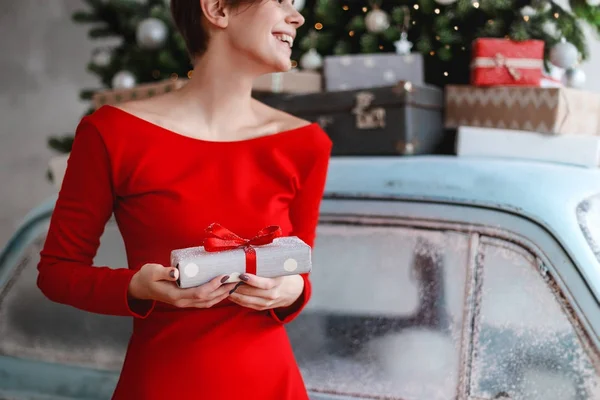 Mujer joven está preparando regalos para las próximas vacaciones de invierno — Foto de Stock