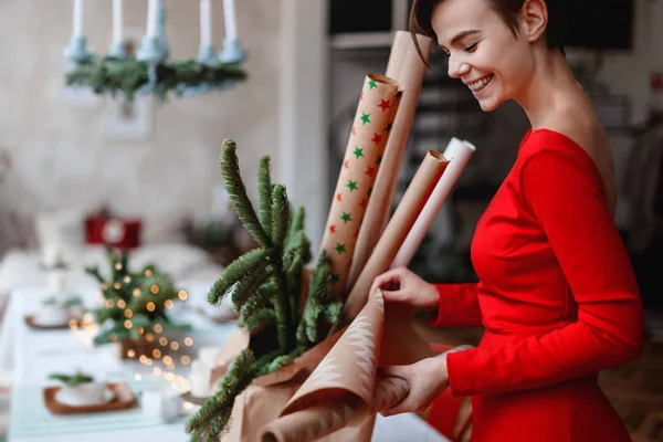 Embalagem dos presentes de Natal em um fundo branco — Fotografia de Stock