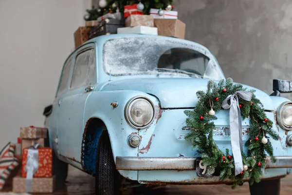 Синій ретро автомобіль з подарунковими коробками та ялинкою — стокове фото