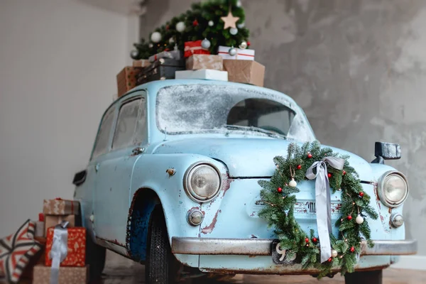 Синій ретро автомобіль з подарунковими коробками та ялинкою — стокове фото