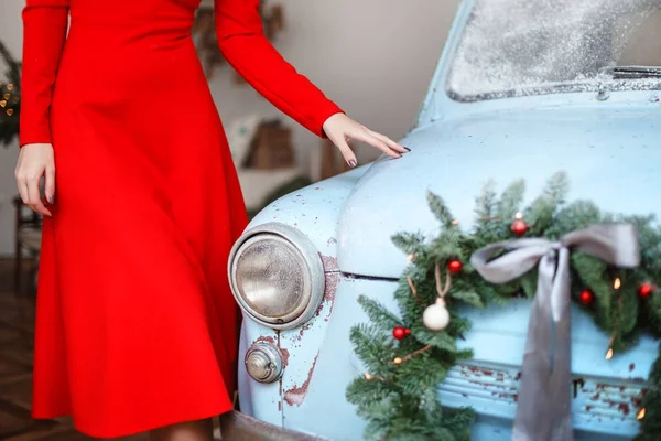 Azul coche retro que lleva cajas de regalo y árbol de Navidad —  Fotos de Stock