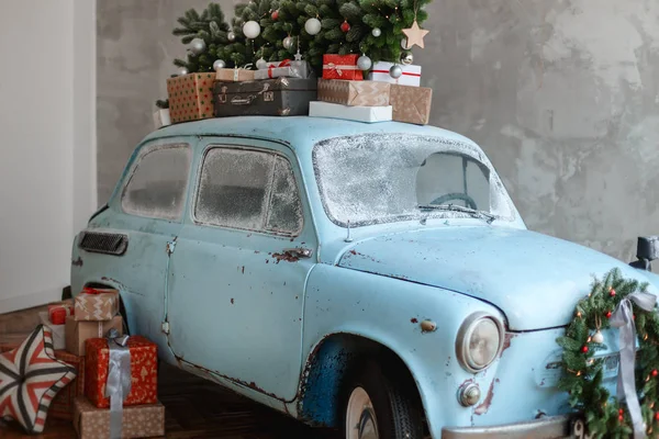 Carro retro azul carregando caixas de presente e árvore de xmas — Fotografia de Stock